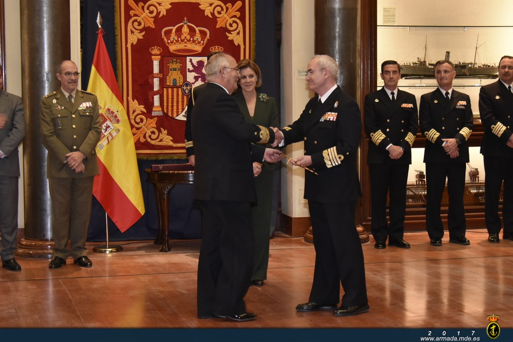  El almirante Muñoz-Delgado entrega el bastón de mando al almirante López Calderón